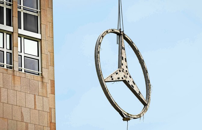 Sechseinhalb Meter Durchmesser hat der Mercedes-Stern, der bis Montag auf dem Dach des ehemaligen Firmengebäudes stand.<span class='image-autor'>Foto: Lichtgut/Julian Rettig</span>