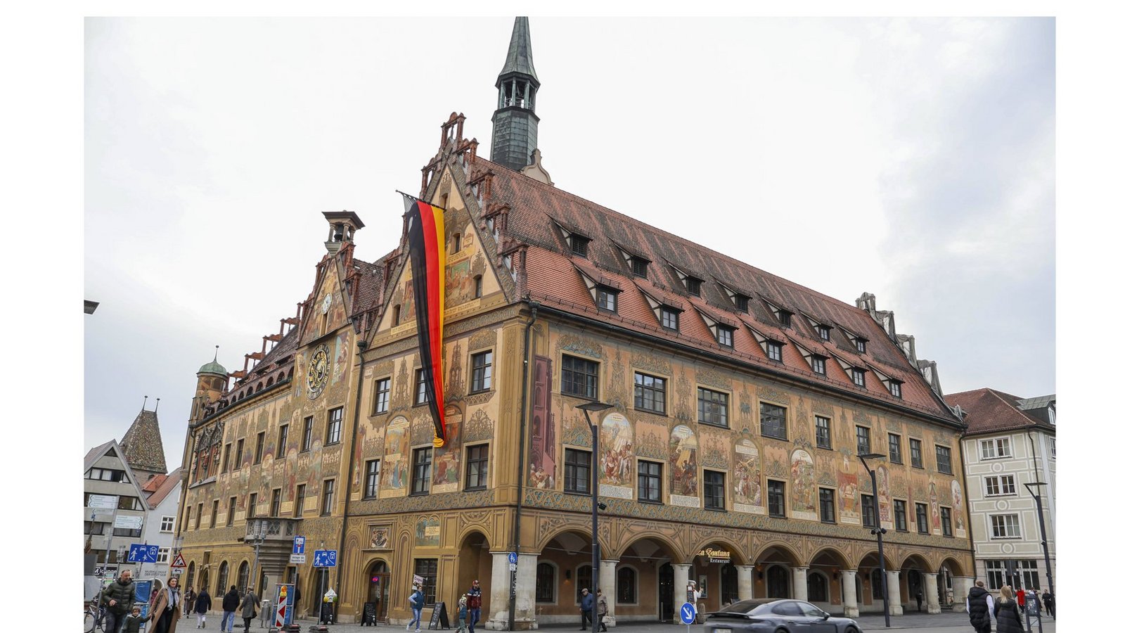 In Ulm ist nicht nur das Münster sehenswert. Das Ulmer Rathaus zählt nicht zuletzt wegen der Fassaden-Wandmalereien und einer astronomischen Uhr zu den herausragenden Baudenkmälern der Stadt Ulm. 47 580 Euro stellt das Land bereit für die Sanierung der Westfassade am Rathaus in Ulm.Foto: IMAGO/Sämmer/IMAGO/Stefan F. Sämmer In Ulm ist nicht nur das Münster sehenswert. Das Ulmer Rathaus zählt nicht zuletzt wegen der Fassaden-Wandmalereien und einer astronomischen Uhr zu den herausragenden Baudenkmälern der Stadt Ulm. 47 580 Euro stellt das Land bereit für die Sanierung der Westfassade am Rathaus in Ulm.Foto: IMAGO/Sämmer/IMAGO/Stefan F. Sämmer