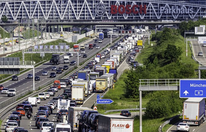 Ein fast tägliches  Bild: Stau auf der A8 bei Stuttgart<span class='image-autor'>Foto: imago/Arnulf Hettrich</span>