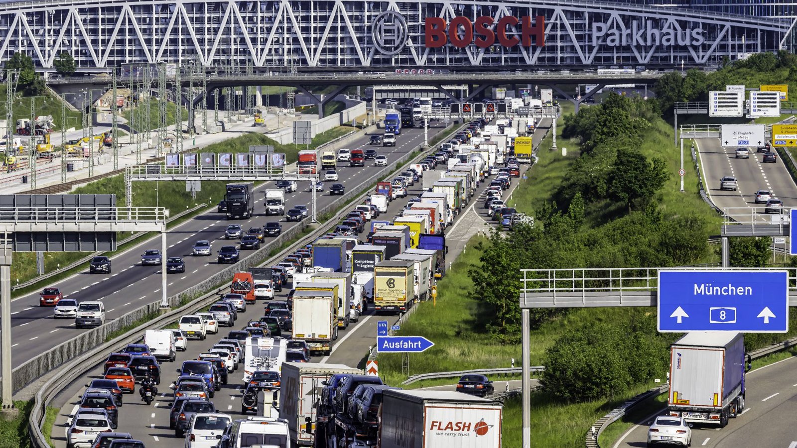 Ein fast tägliches Bild: Stau auf der A8 bei StuttgartFoto: imago/Arnulf Hettrich Ein fast tägliches Bild: Stau auf der A8 bei StuttgartFoto: imago/Arnulf Hettrich