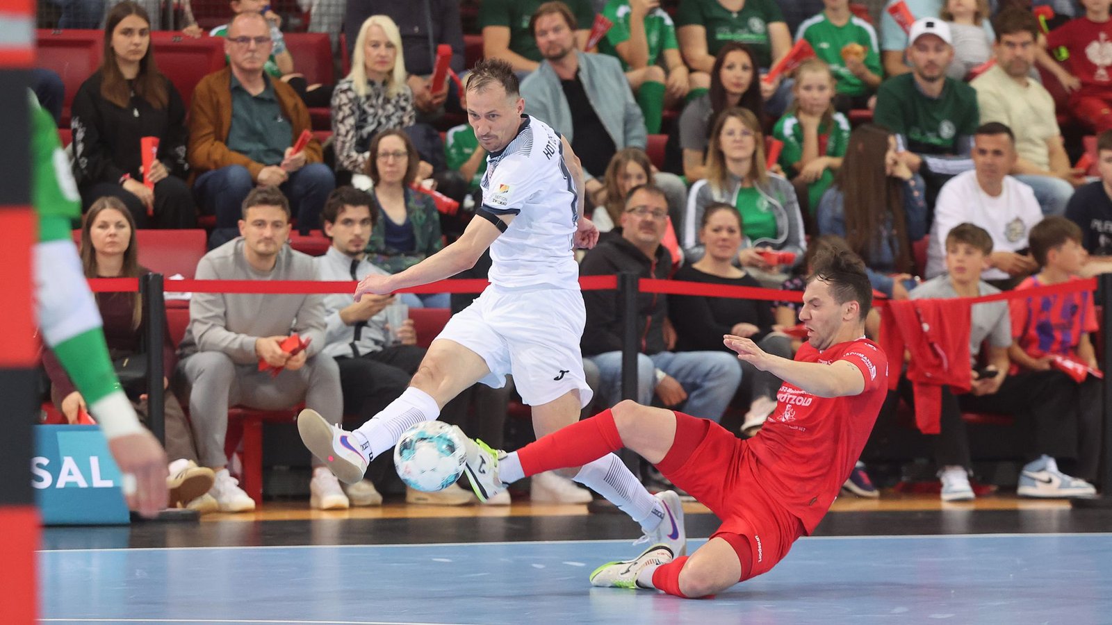 Dmytro Sorokin (li.) gegen Gjokica-Djo Arsovski vom TSV Weilimdorf.Foto: Baumann/Hansi Britsch