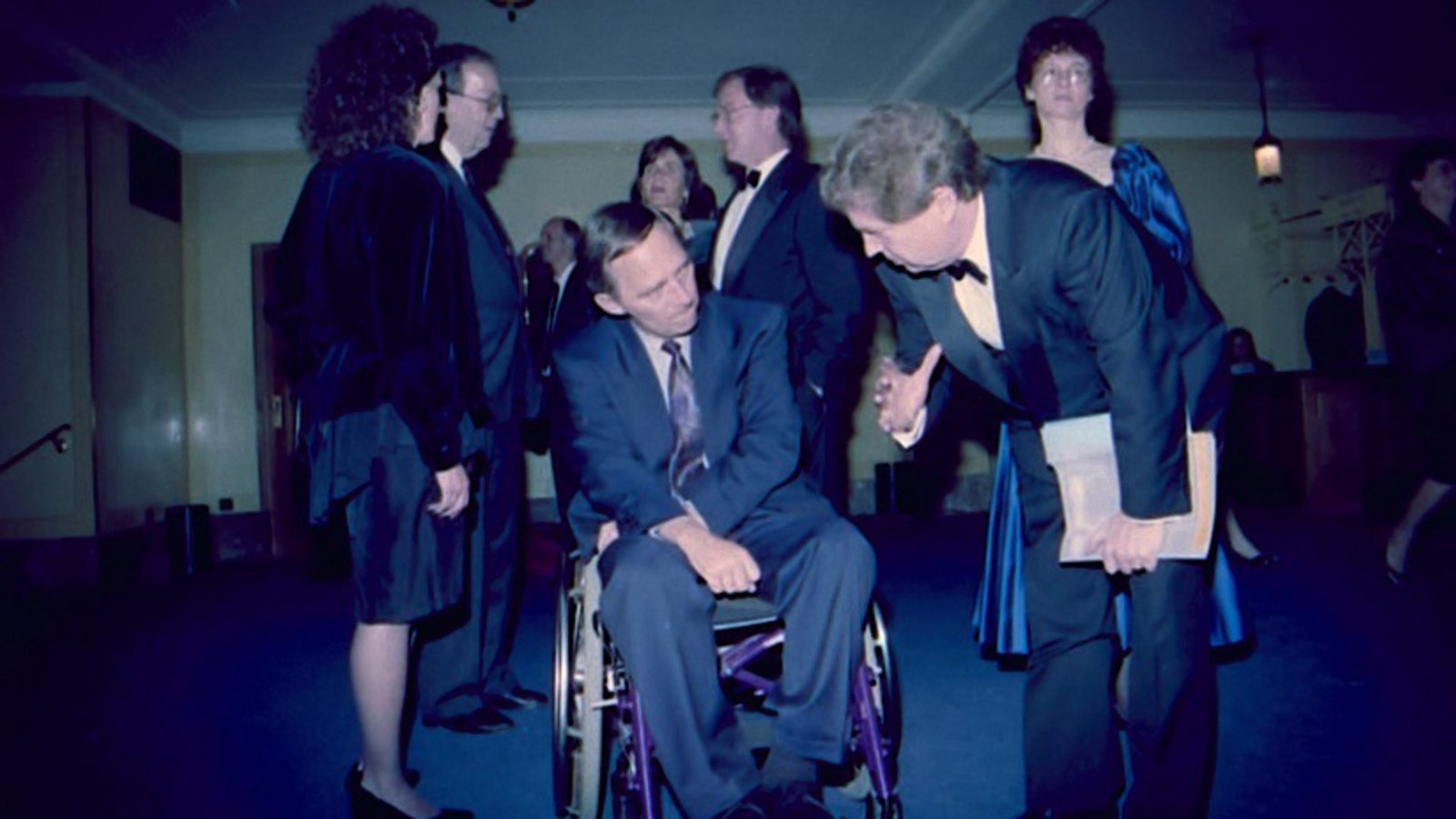 Schäuble im Gespräch mit dem Daimler-Benz-Generalbevollmächtigten Matthias Kleinert bei einer Ballettgala in der Stuttgarter Oper 1992 anlässlich des 40-jährigen Bestehens von Baden-Württemberg. Im Hintergrund:  seine  Ehefrau Ingeborg und sein Bruder Thomas Schäuble (seinerzeit baden-württembergischer Justizminister) im Gespräch mit dem damaligen Stuttgarter Oberbürgermeister Manfred Rommel.Foto: Hauptstaatsarchiv Stuttgart/Burghard Hüdig