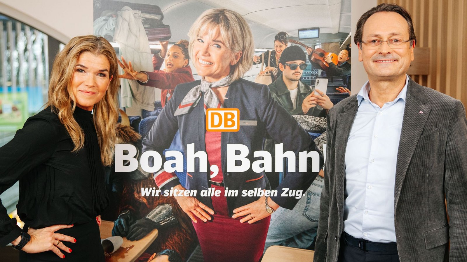 Fröhliche Minen: die Komikerin Anke Engelke und der DB-Vorstand Personenfernverkehr Michael Peterson bei der Vorstellung der DB-Kampagne „Boah, Bahn!“ in FrankfurtFoto: Deutsche Bahn AG Fröhliche Minen: die Komikerin Anke Engelke und der DB-Vorstand Personenfernverkehr Michael Peterson bei der Vorstellung der DB-Kampagne „Boah, Bahn!“ in FrankfurtFoto: Deutsche Bahn AG