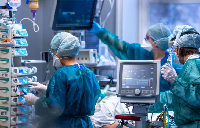 Blick in die Intensivstation eines Universitätsklinikums: Spitzenmedizin erzeugt besondere Arbeitsbedingungen.<span class='image-autor'>Foto: dpa</span>