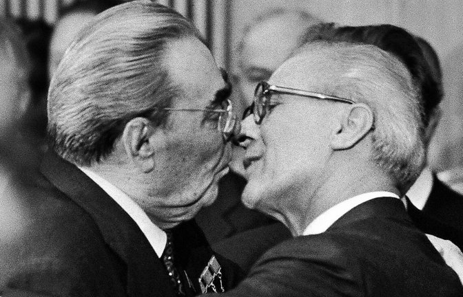 Leonid Breschnew (links) hatte ein Faible für teure Uhren und große Gesten.<span class='image-autor'>Foto: imago//Simon</span>
