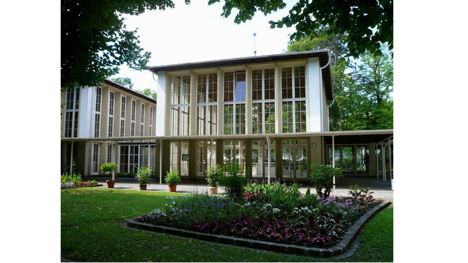 Für die Generalsanierung der Wandelhalle im Kurpark in Bad Mergentheim gibt es 500 000 Euro, hier ein Blick auf Teile der Wandelhalle und des Trinktempels.Foto: IMAGO/Rech/IMAGO/rech Für die Generalsanierung der Wandelhalle im Kurpark in Bad Mergentheim gibt es 500 000 Euro, hier ein Blick auf Teile der Wandelhalle und des Trinktempels.Foto: IMAGO/Rech/IMAGO/rech