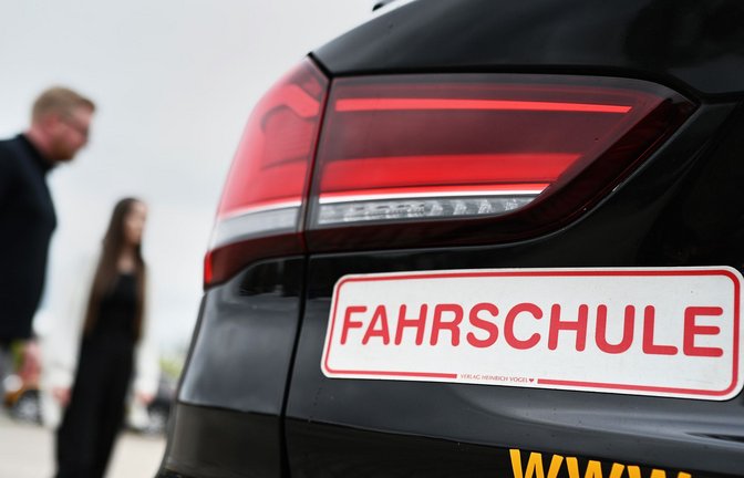 Im Schnitt 37 Praxisstunden benötigen die Fahrschüler, um für die Prüfung gerüstet zu sein.<span class='image-autor'>Foto: dpa/Lars Penning</span>