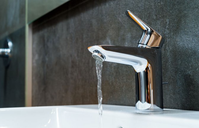 Einen verkalkten Wasserhahn zu reinigen kann mit den richtigen Tricks schnell und einfach sein. Wir zeigen Ihnen die verschiedenen Möglichkeiten.<span class='image-autor'>Foto: p_a / Shutterstock.com</span>