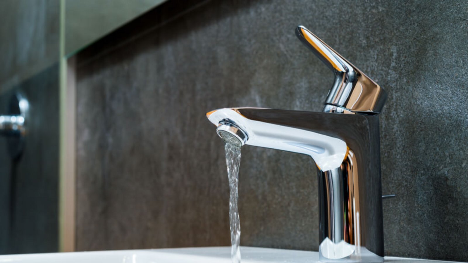 Einen verkalkten Wasserhahn zu reinigen kann mit den richtigen Tricks schnell und einfach sein. Wir zeigen Ihnen die verschiedenen Möglichkeiten.Foto: p_a / Shutterstock.com Einen verkalkten Wasserhahn zu reinigen kann mit den richtigen Tricks schnell und einfach sein. Wir zeigen Ihnen die verschiedenen Möglichkeiten.Foto: p_a / Shutterstock.com