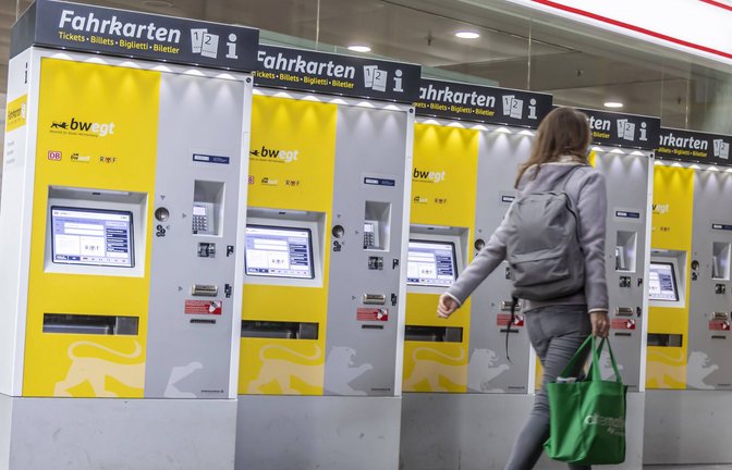 Noch prangt nur das Logo von bwegt, der Dachmarke des Landes für den Nahverkehr, an Ticket-Automaten. Die App des Landes soll bald auch Fahrkarten verkaufen können.<span class='image-autor'>Foto: imago//rnulf Hettrich</span>