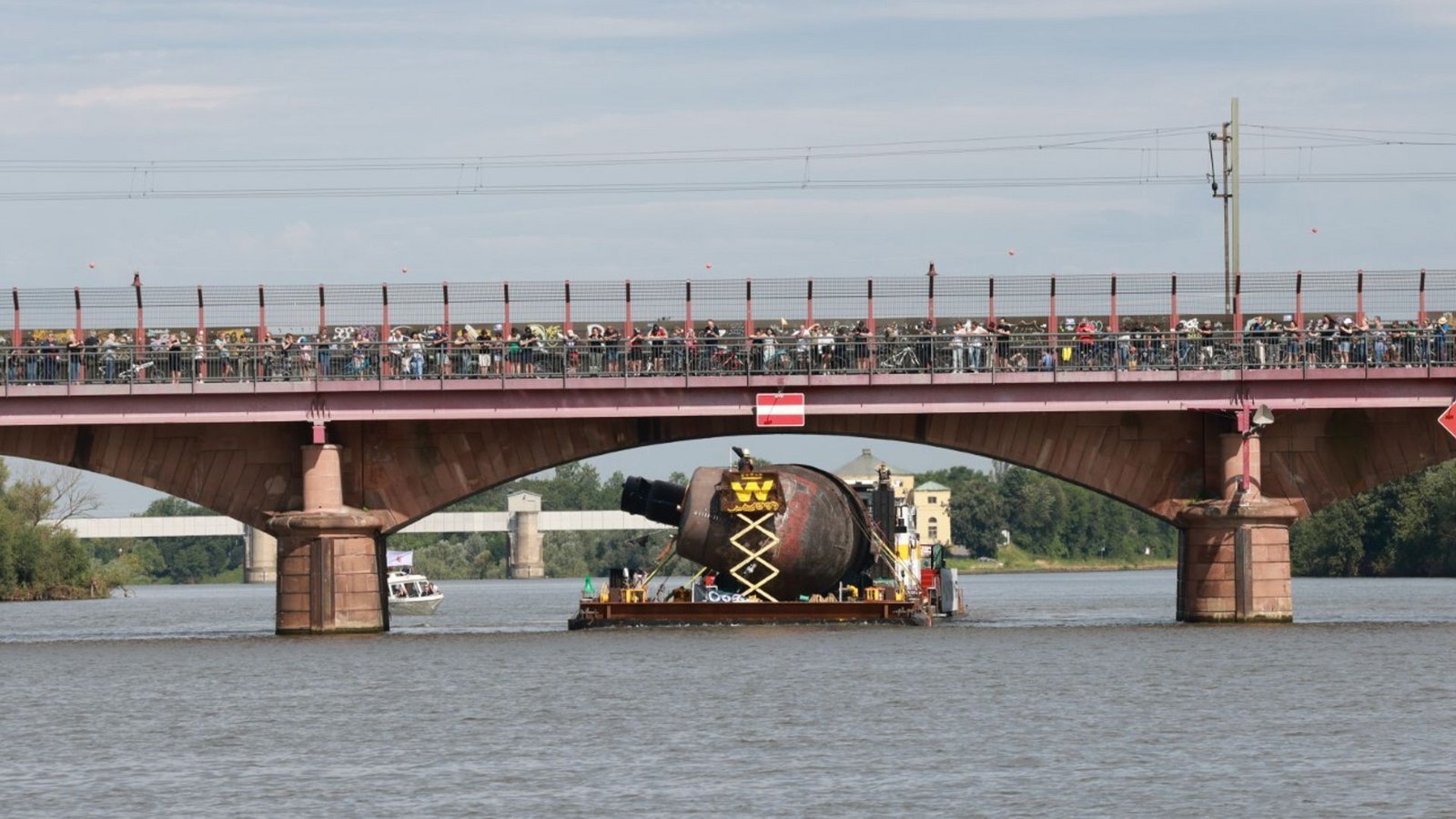 Die U17 schwimmt in gedrehter Position unter der Brücke bei Heidelberg hindurch.Foto: TMSNHSP Die U17 schwimmt in gedrehter Position unter der Brücke bei Heidelberg hindurch.Foto: TMSNHSP