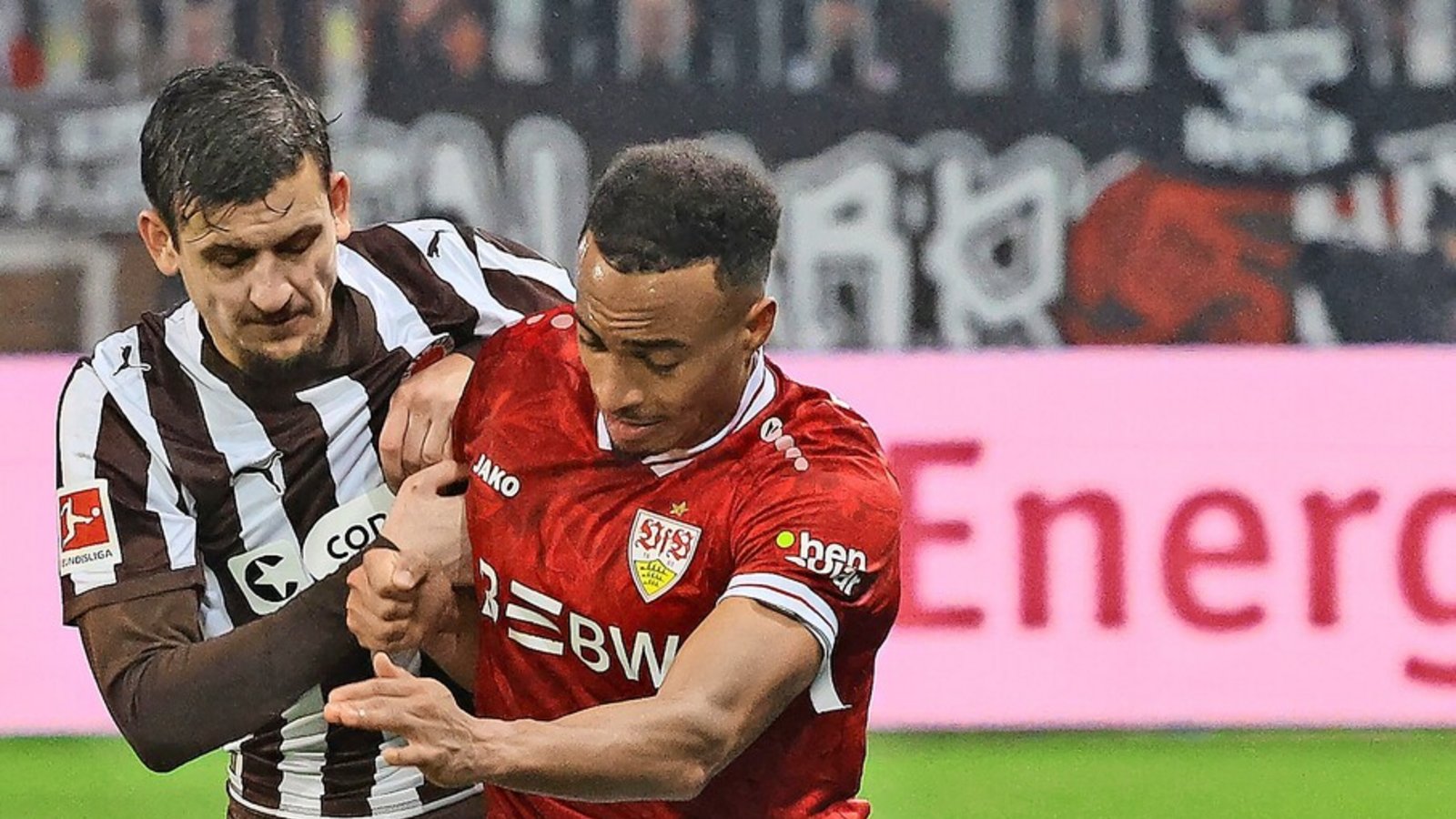 Jamie Leweling (re.) und der VfB müssen noch ganz schön rackern für Punkte.Foto: Baumann Jamie Leweling (re.) und der VfB müssen noch ganz schön rackern für Punkte.Foto: Baumann