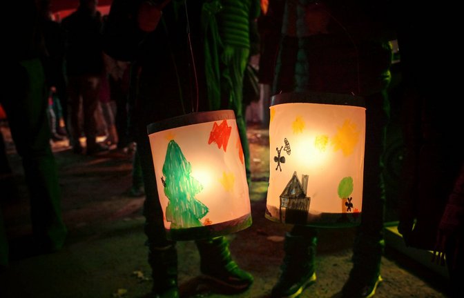 „Rote, gelbe, grüne, blaue...“ Mit bunten Laternen und Martinsliedern wird an den heiligen Martin erinnert.<span class='image-autor'>Foto: IMAGO/Zoonar/IMAGO/Zoonar.com/MAREN WINTER</span>