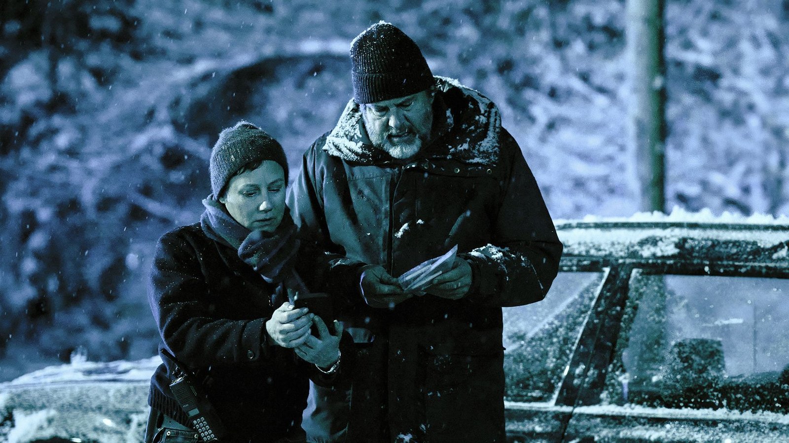 Tobler (Eva Löbau) und Berg (Hans-Jochen Wagner) suchen ein traumatisiertes Mädchen im Wald.Foto: SWR    /Benoit Linder