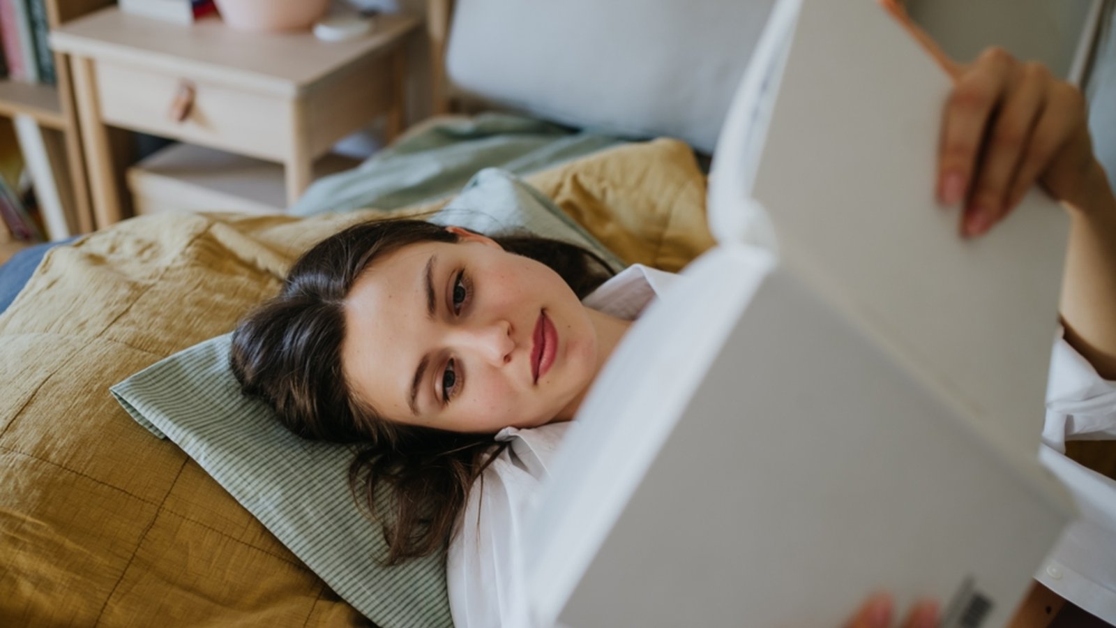 Wer steht auf den Longlists des TikTok Book Award 2024?Foto: Halfpoint/Shutterstock