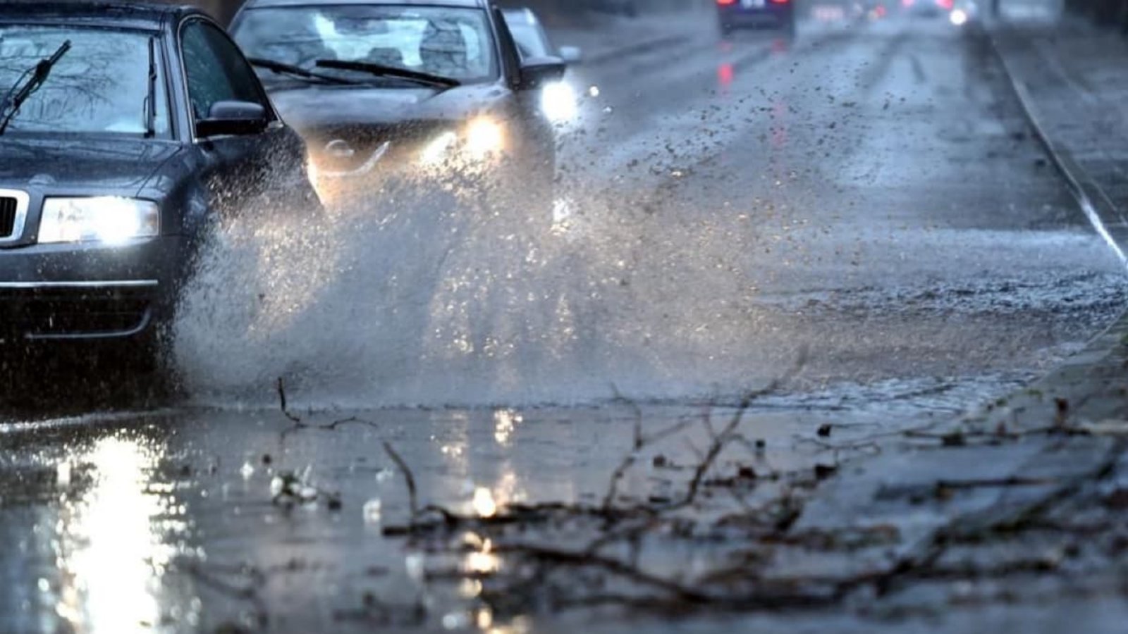 Bei starkem Regen können Autos ins Rutschen geraten. (Symbolbild)<span class='image-autor'>dpa</span>