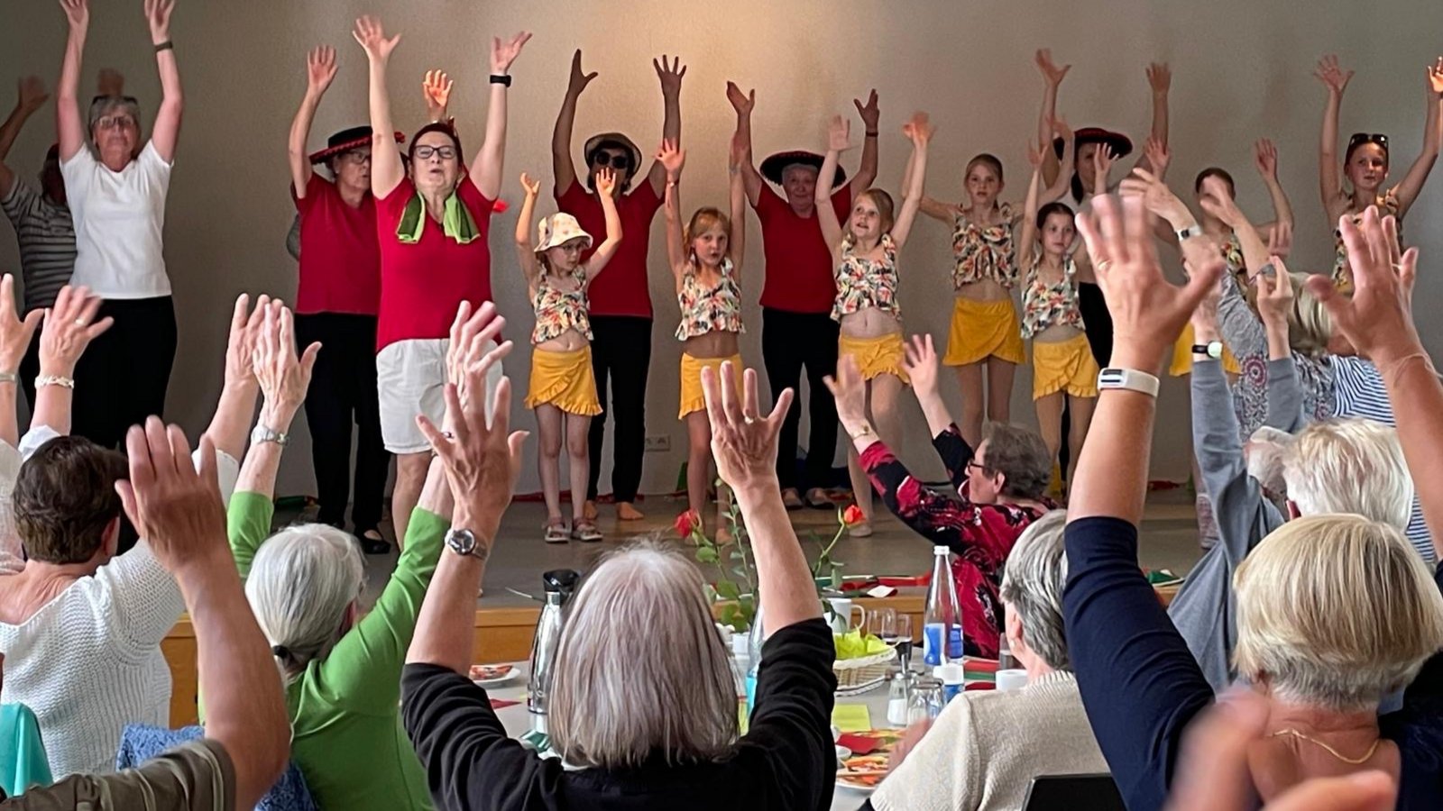 Für die Seniorinnen und Senioren ist beim Besuch der Kinder Mitmachen angesagt. Foto: p Für die Seniorinnen und Senioren ist beim Besuch der Kinder Mitmachen angesagt. Foto: p