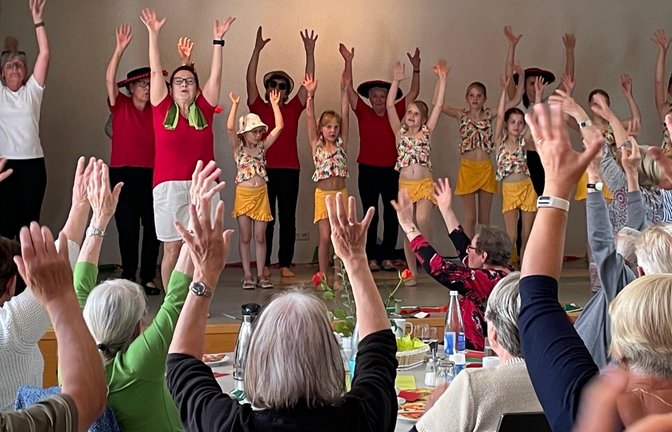 Für die Seniorinnen und Senioren ist beim Besuch der Kinder Mitmachen angesagt.  <span class='image-autor'>Foto: p</span>