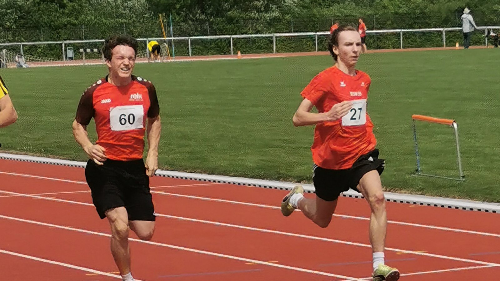 Frederik Weyhing (links) stellt bei der Bahneröffnung in Weinstadt über die 100 Meter eine neue persönliche Bestleistung auf. Foto: privat