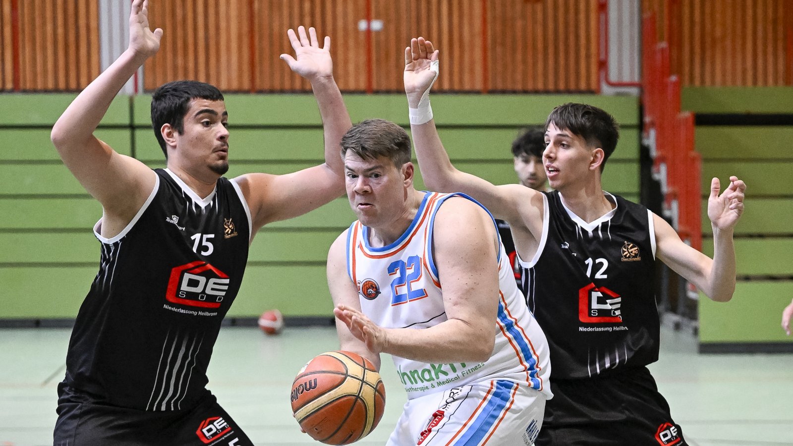 BSG Vaihingen - Sachsenheim (blauer Dress) - BG Tamm Bietigheim, 05.04.2025,   Basketball, Männer,BBW3 Bezirksliga 1 Männer,  Saison 2024 / 2025,  Oliver Gräßer (22 Mitte) versucht sich gegen Alexandros Tzogkas (15) und Luke Breuer (12) zu behaupten 