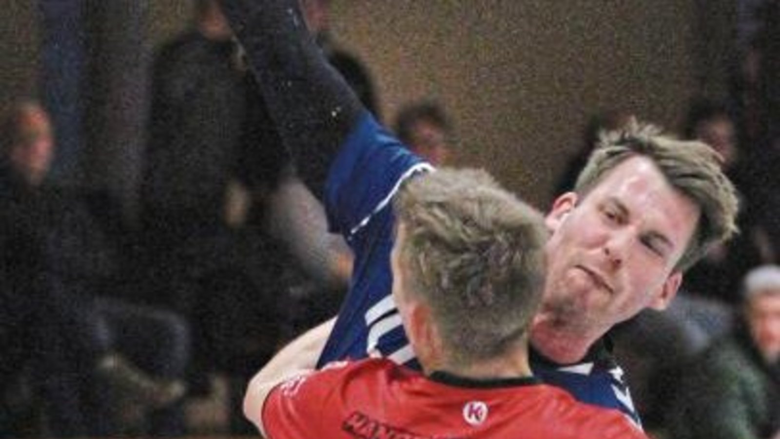 Die Handballer des HC Metter-Enz wurden von ihren Gegenspielern von HB Ludwigsburg II hart angegangen. Dennoch kam HCME-Rückraumspieler Markus Löpsinger (hinten) gegen Simon Küchenthal zum Wurf.  Foto: Nachreiner