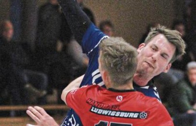 Die Handballer des HC Metter-Enz wurden von ihren Gegenspielern von HB Ludwigsburg II hart angegangen. Dennoch kam HCME-Rückraumspieler Markus Löpsinger (hinten) gegen Simon Küchenthal zum Wurf.  Foto: Nachreiner