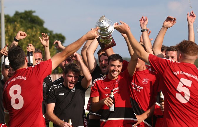 Der Großglattbacher Jubel ist groß, als das Team sich beim Turnier um den Plattenpokal vor fünf Mitbewerbern durchgesetzt hat. <span class='image-autor'>Fotos: Küppers</span>
