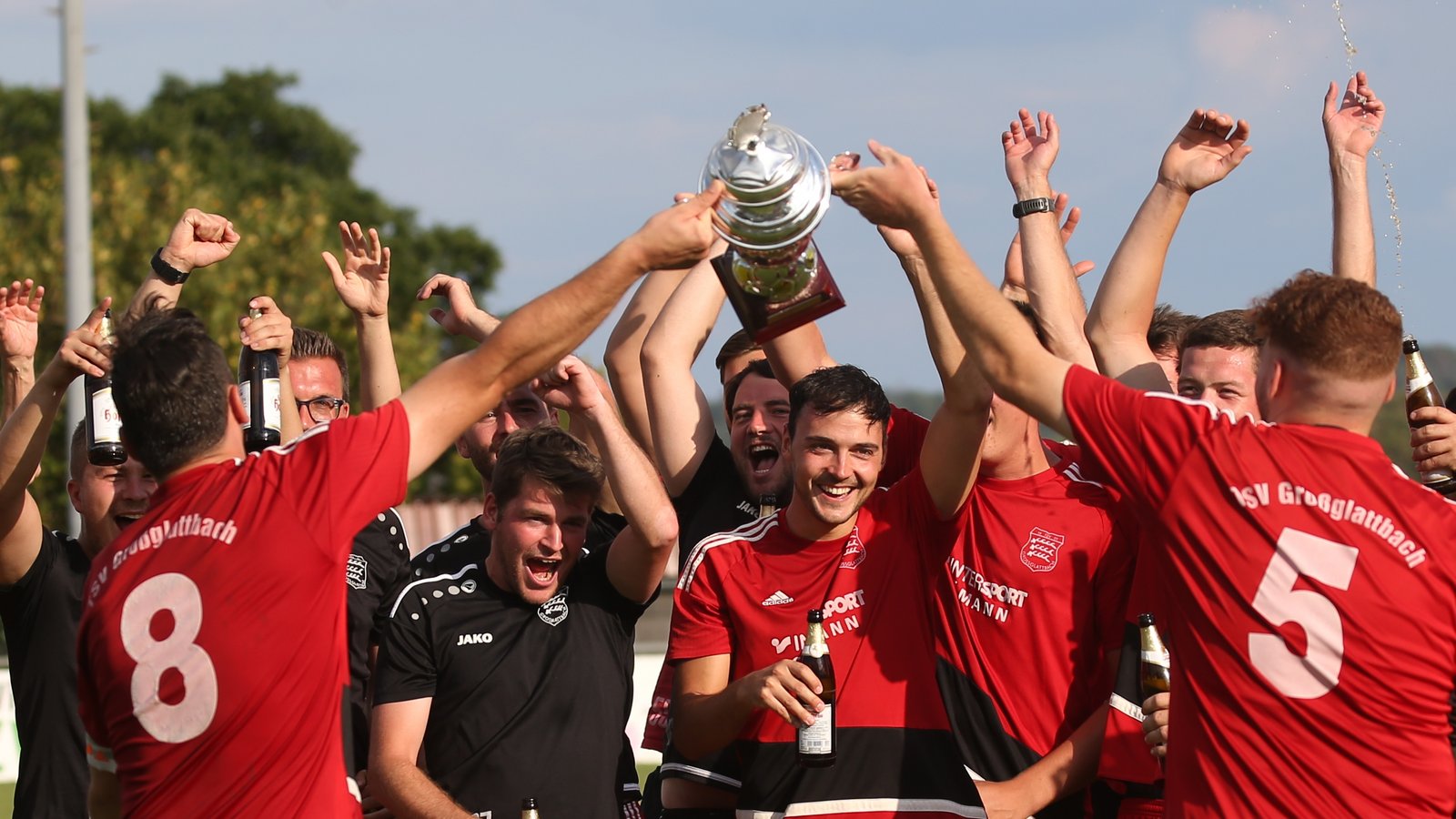Der Großglattbacher Jubel ist groß, als das Team sich beim Turnier um den Plattenpokal vor fünf Mitbewerbern durchgesetzt hat. Fotos: Küppers Der Großglattbacher Jubel ist groß, als das Team sich beim Turnier um den Plattenpokal vor fünf Mitbewerbern durchgesetzt hat. Fotos: Küppers