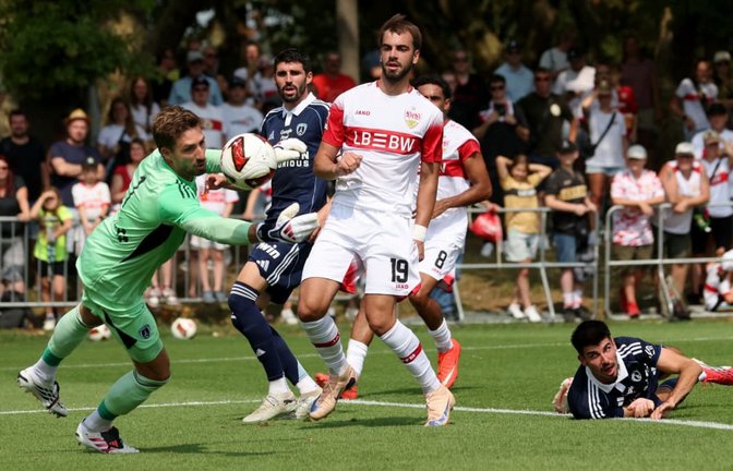 Vor dem Pariser Tor von Kevin Trapp ist viel los. Hier lauert der VfB-Stürmer Jovan Milosevic auf seine Chance.<span class='image-autor'>Baumann/Julia Rahn</span>