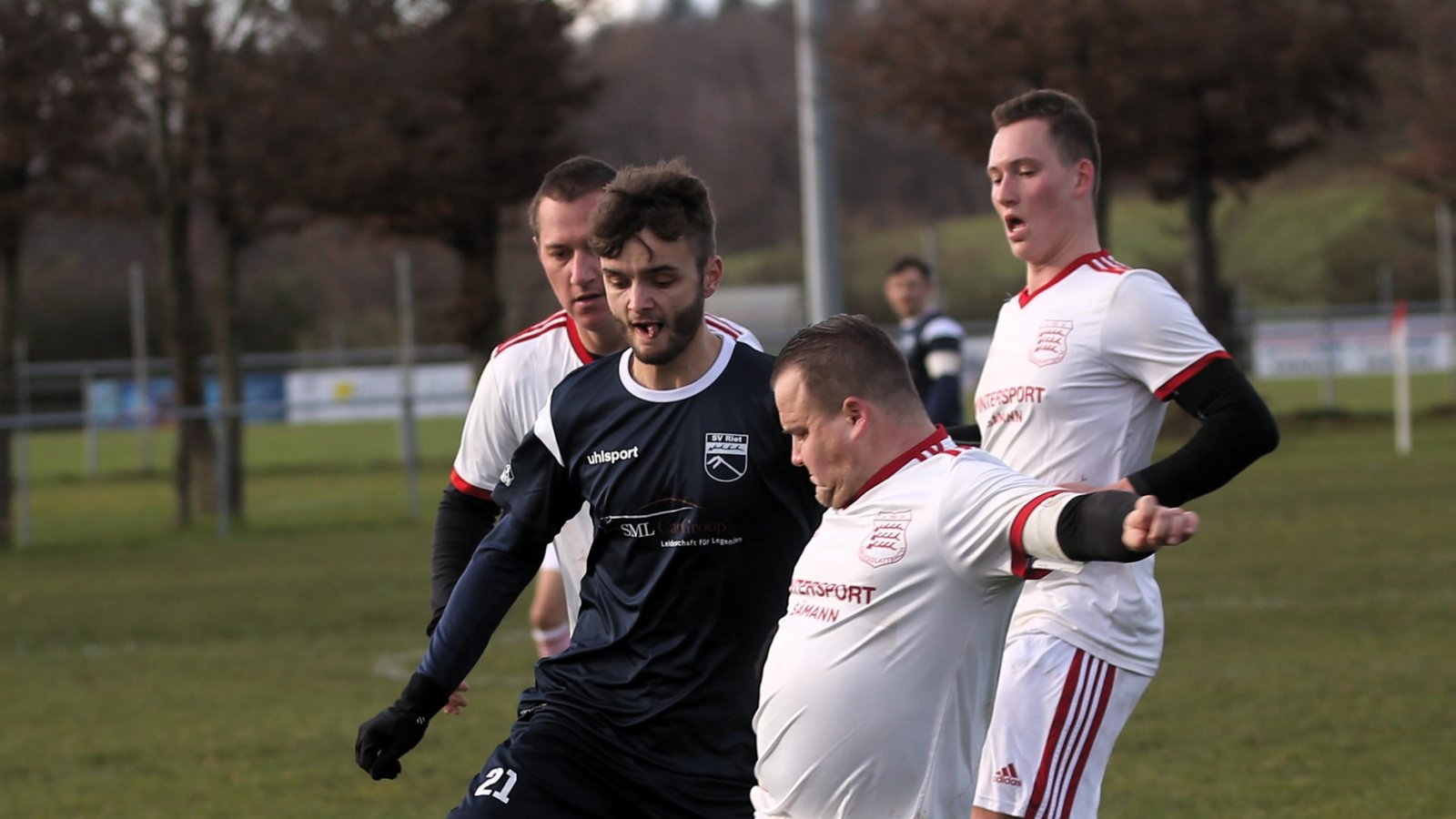 Justin Unfried (in Schwarz) gewinnt mit dem SV Riet gegen Großglattbach II. Foto: Küppers Justin Unfried (in Schwarz) gewinnt mit dem SV Riet gegen Großglattbach II. Foto: Küppers