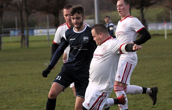 Justin Unfried (in Schwarz) gewinnt mit dem SV Riet gegen Großglattbach II. <span class='image-autor'>Foto: Küppers</span>