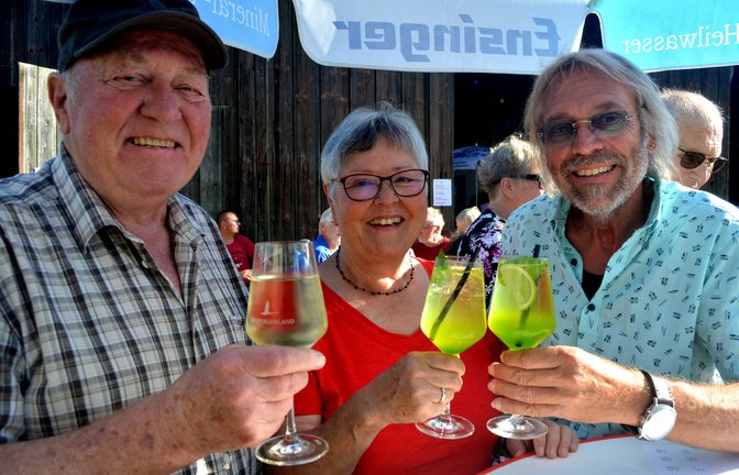 Siggi Nonnenmann, Inge Pfeiffer und Knut Pfeiffer (v.r.) genießen den Abend. Grünlich schimmert der neu kreierte Kühlwein. <span class='image-autor'>Fotos: Stahlfeld</span>