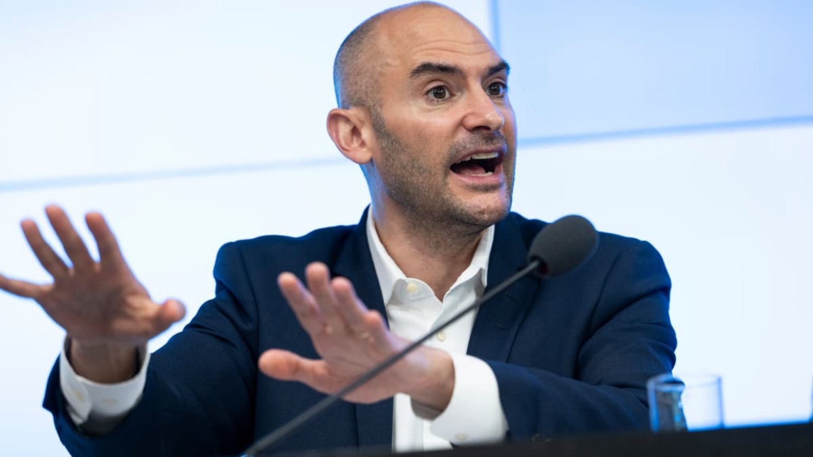 Bereits im Sommer hatte Finanzminister Danyal Bayaz (Grüne) gesagt, die Hilfen für die Kommunen könnten sich am Ende auf gut eine Milliarde Euro belaufen.Marijan Murat/dpa Bereits im Sommer hatte Finanzminister Danyal Bayaz (Grüne) gesagt, die Hilfen für die Kommunen könnten sich am Ende auf gut eine Milliarde Euro belaufen.Marijan Murat/dpa