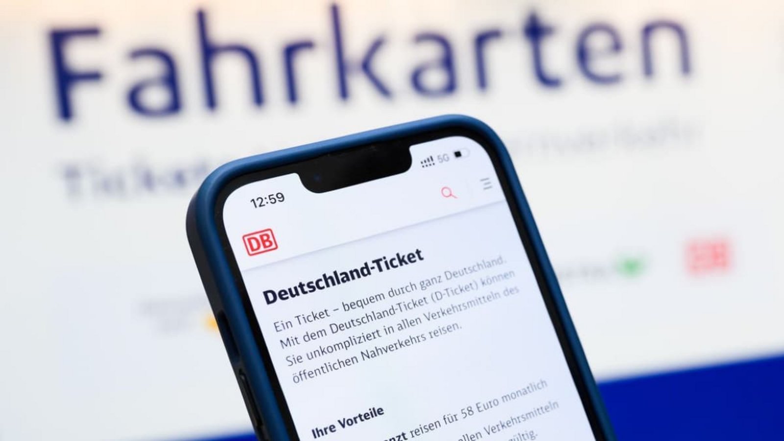 Eine Person hält ein Smartphone in der Hand, auf dessen Display eine Information zum Kauf des Deutschlandtickets zu sehen ist, während sie vor einem Fahrkartenautomaten steht.Julian Stratenschulte/dpa Eine Person hält ein Smartphone in der Hand, auf dessen Display eine Information zum Kauf des Deutschlandtickets zu sehen ist, während sie vor einem Fahrkartenautomaten steht.Julian Stratenschulte/dpa