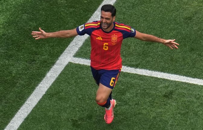 Der Spanier Mikel Merino (l) schießt mit seinem Tor zum 2:1 sein Team ins Halbfinale der WM.<span class='image-autor'>Marcio J. Sanchez/AP/dpa</span>