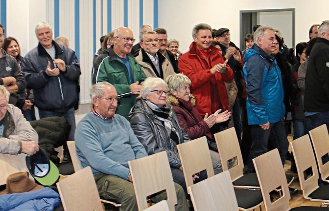 Vor allem Gegner des beantragten Flurneuordnungsverfahrens in Illingen haben sich im Rathauseck versammelt und applaudieren, als das Ergebnis des Bürgerentscheids verkündet wird.