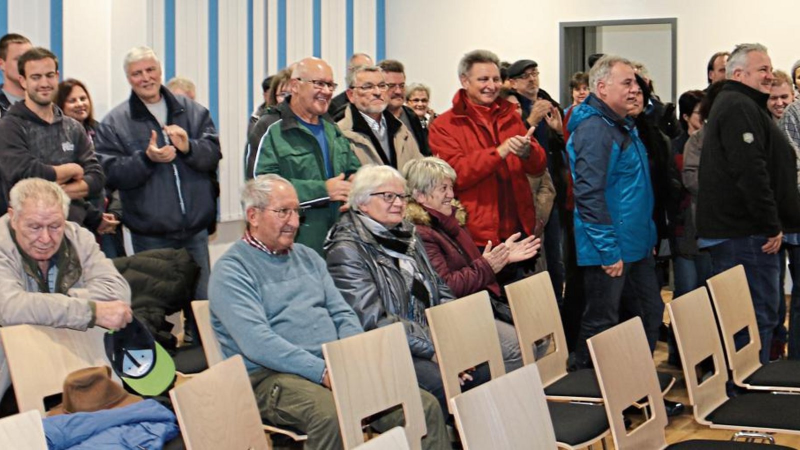 Vor allem Gegner des beantragten Flurneuordnungsverfahrens in Illingen haben sich im Rathauseck versammelt und applaudieren, als das Ergebnis des Bürgerentscheids verkündet wird. Vor allem Gegner des beantragten Flurneuordnungsverfahrens in Illingen haben sich im Rathauseck versammelt und applaudieren, als das Ergebnis des Bürgerentscheids verkündet wird.