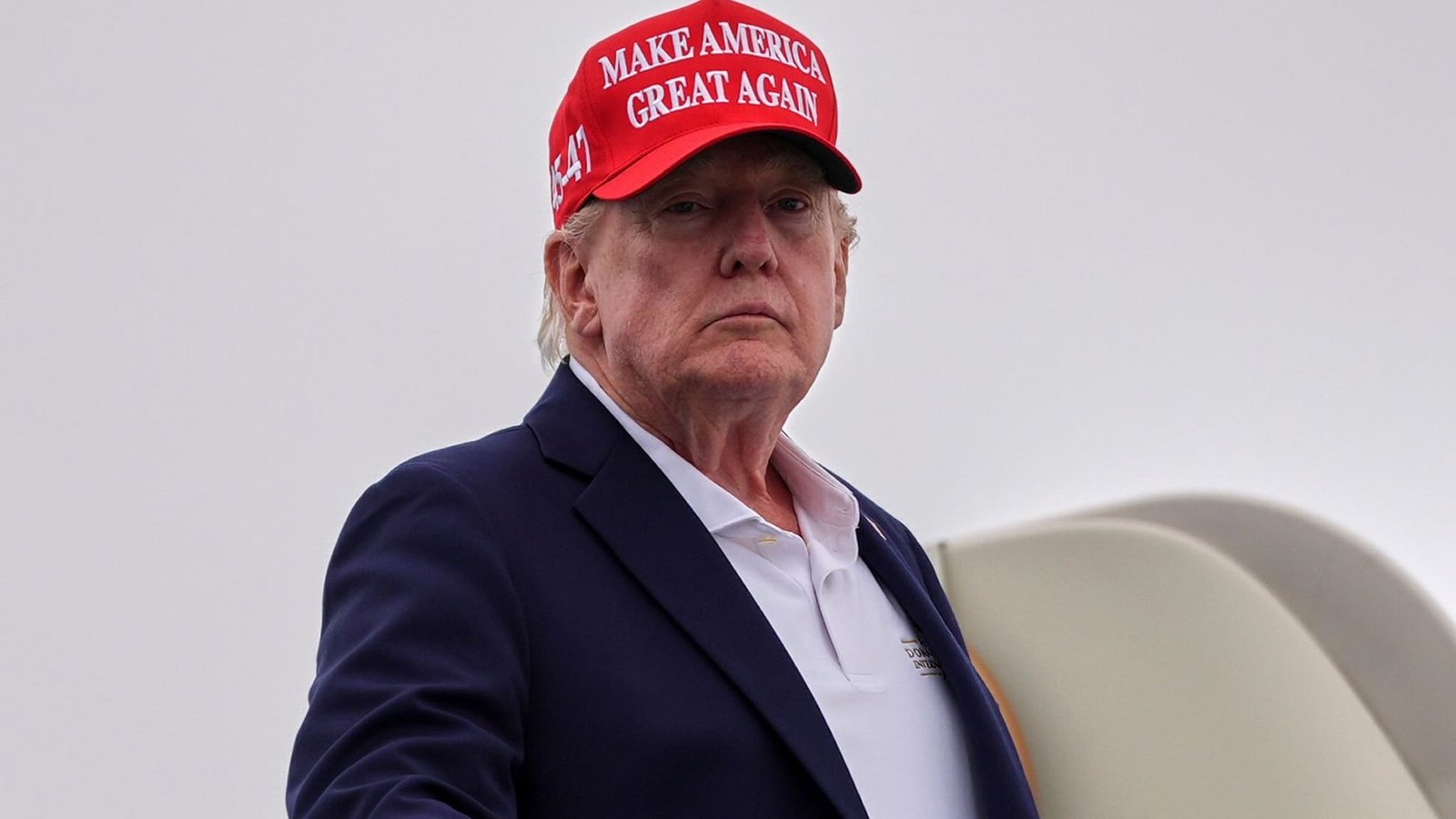 US-Präsident Donald Trump steigt auf dem Flughafen Morristown in die Air Force One ein. (zu dpa: «Trump droht dem Oman mit Bombardierung»)Julia Demaree Nikhinson/AP/dpa US-Präsident Donald Trump steigt auf dem Flughafen Morristown in die Air Force One ein. (zu dpa: «Trump droht dem Oman mit Bombardierung»)Julia Demaree Nikhinson/AP/dpa