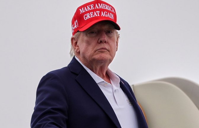 US-Präsident Donald Trump steigt auf dem Flughafen Morristown in die Air Force One ein. (zu dpa: «Trump droht dem Oman mit Bombardierung»)<span class='image-autor'>Julia Demaree Nikhinson/AP/dpa</span>
