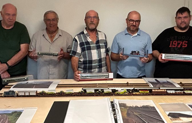 Wollen den früheren Sachsenheimer Bahnhof so naturgetreu wie möglich rekonstruieren (von links): Jürgen Berker, Hasso Petzold, Karlheinz Burk, Michael Böhmer-Elwert und Markus Currle. <span class='image-autor'>Fotos: Mross</span>