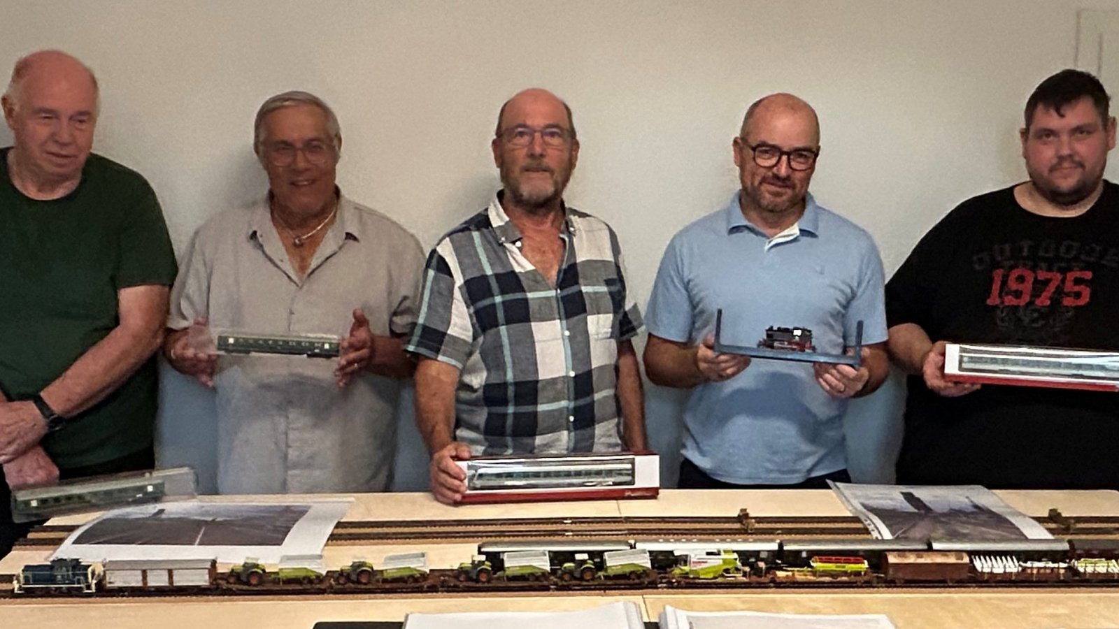 Wollen den früheren Sachsenheimer Bahnhof so naturgetreu wie möglich rekonstruieren (von links): Jürgen Berker, Hasso Petzold, Karlheinz Burk, Michael Böhmer-Elwert und Markus Currle. Fotos: Mross Wollen den früheren Sachsenheimer Bahnhof so naturgetreu wie möglich rekonstruieren (von links): Jürgen Berker, Hasso Petzold, Karlheinz Burk, Michael Böhmer-Elwert und Markus Currle. Fotos: Mross