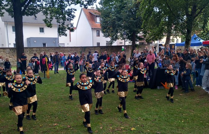 Beim Bühnenprogramm des Sachsenheimer Klopferlestags zeigen junge Tänzerinnen und Tänzer ihr Können. <span class='image-autor'>Foto: Glemser</span>