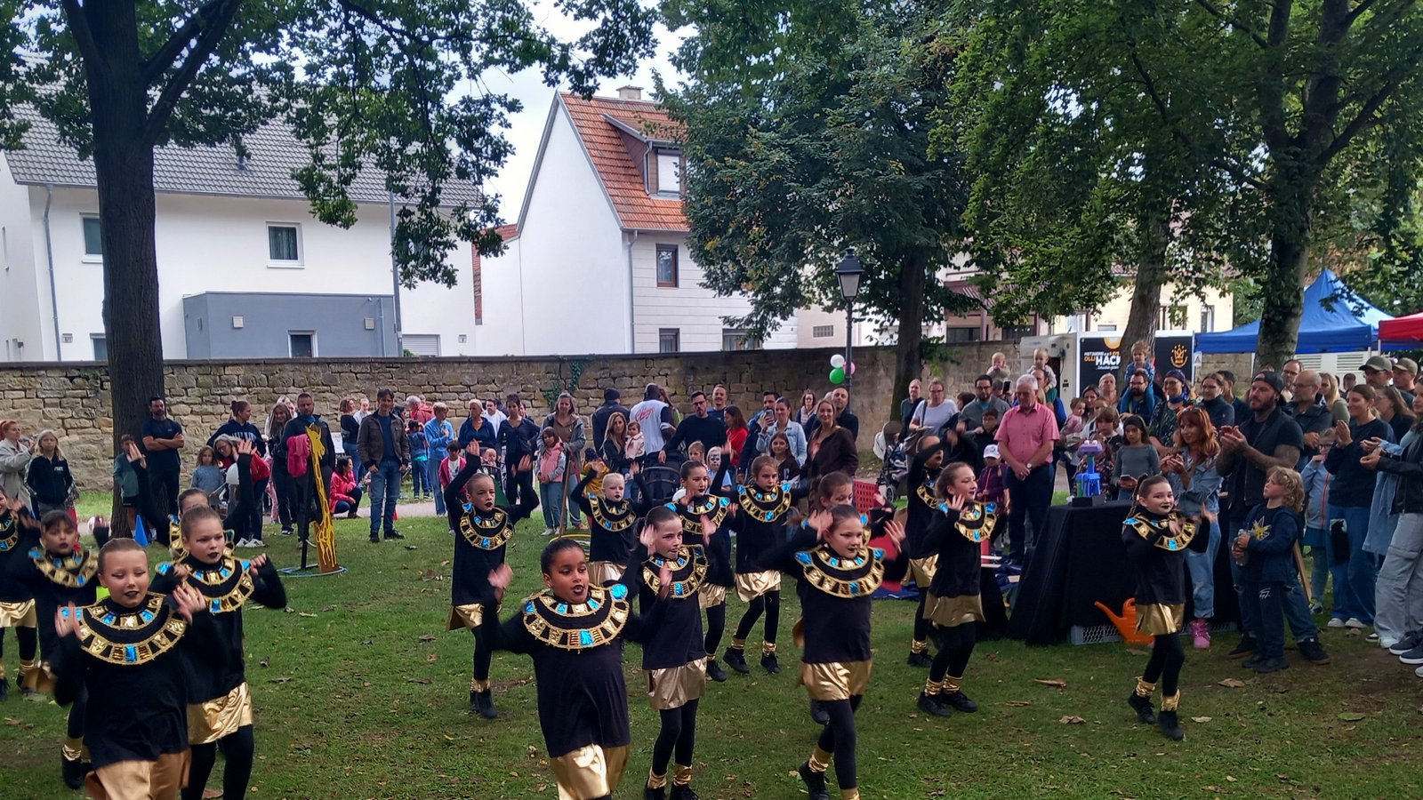 Beim Bühnenprogramm des Sachsenheimer Klopferlestags zeigen junge Tänzerinnen und Tänzer ihr Können. Foto: Glemser Beim Bühnenprogramm des Sachsenheimer Klopferlestags zeigen junge Tänzerinnen und Tänzer ihr Können. Foto: Glemser
