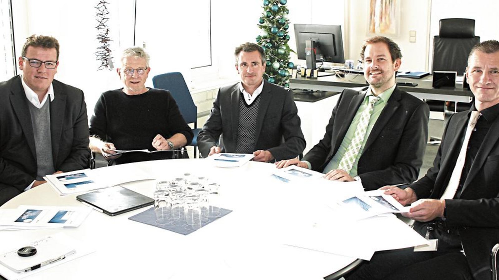 Gelöste Stimmung bei den Klinikverantwortlichen (von links) Dominik Nusser, Professor Jörg Martin und Alex Hechenberger sowie Landrat Bastian Rosenau und Finanzdezernent Frank Stephan bei der Jahrespressekonferenz der Kreiskliniken. Foto: Kollros Gelöste Stimmung bei den Klinikverantwortlichen (von links) Dominik Nusser, Professor Jörg Martin und Alex Hechenberger sowie Landrat Bastian Rosenau und Finanzdezernent Frank Stephan bei der Jahrespressekonferenz der Kreiskliniken. Foto: Kollros