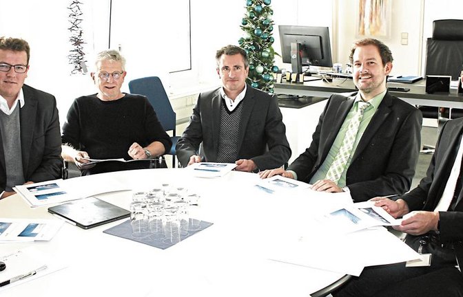 Gelöste Stimmung bei den Klinikverantwortlichen (von links) Dominik Nusser, Professor Jörg Martin und Alex Hechenberger sowie Landrat Bastian Rosenau und Finanzdezernent Frank Stephan bei der Jahrespressekonferenz der Kreiskliniken.  Foto: Kollros