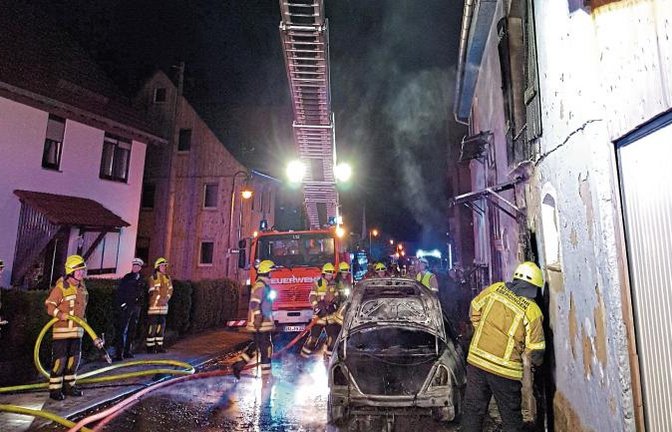 Anwohner versuchten noch, den Fahrzeugbrand in Nussdorf zu löschen. Die Feuerwehr war mit 45 Kräften vor Ort. Foto: Feuerwehr Eberdingen