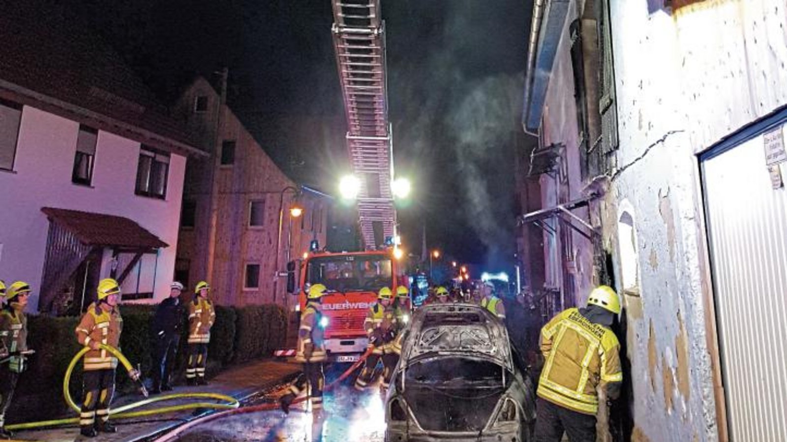 Anwohner versuchten noch, den Fahrzeugbrand in Nussdorf zu löschen. Die Feuerwehr war mit 45 Kräften vor Ort. Foto: Feuerwehr Eberdingen
