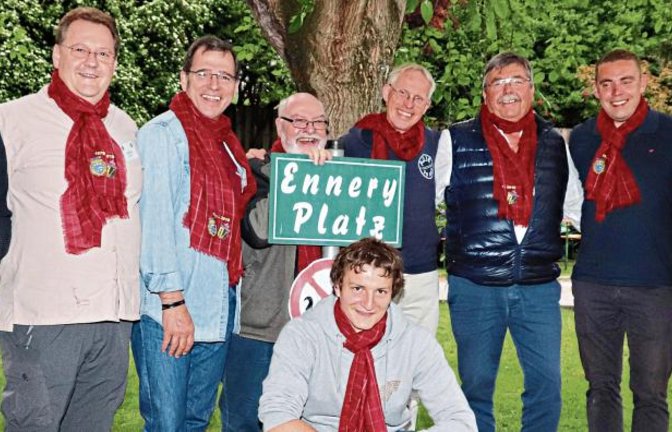 Unterm Maulbeerbaum feierten die aktuellen und ehemaligen Bürgermeister und Partnerschaftspräsidenten sowie der Enkel von Mitbegründer Gérard Claudel, Benjamin Demailly (hockend), den Auftakt zu 40 Jahren deutsch-französischer Freundschaft auf lokaler Ebene. Fotos: Gergen