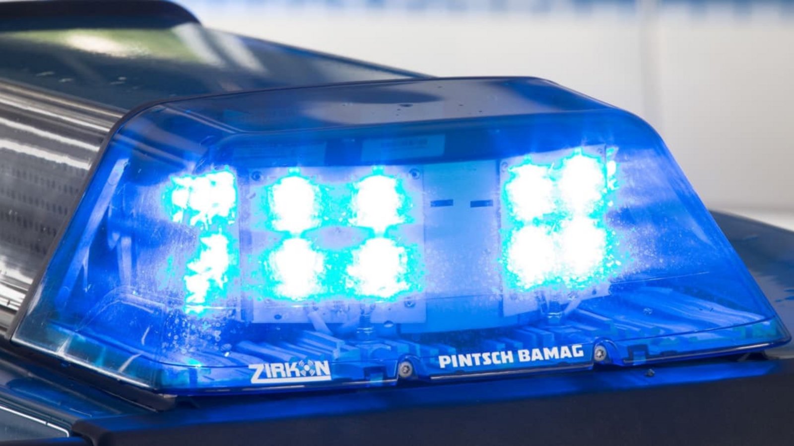 Auf der A45 in der Nähe von Florstadt hatte sich vor wenigen Tagen ein schwerer Unfall ereignet, bei dem eine 34-Jährige und ein 70-Jähriger ums Leben gekommen sind. Nun ist auch eines der Kinder verstorben.Friso Gentsch/dpa Auf der A45 in der Nähe von Florstadt hatte sich vor wenigen Tagen ein schwerer Unfall ereignet, bei dem eine 34-Jährige und ein 70-Jähriger ums Leben gekommen sind. Nun ist auch eines der Kinder verstorben.Friso Gentsch/dpa