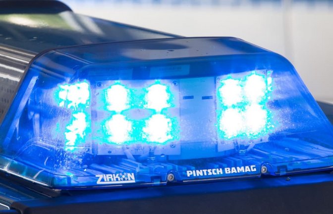 Auf der A45 in der Nähe von Florstadt hatte sich vor wenigen Tagen ein schwerer Unfall ereignet, bei dem eine 34-Jährige und ein 70-Jähriger ums Leben gekommen sind. Nun ist auch eines der Kinder verstorben.<span class='image-autor'>Friso Gentsch/dpa</span>